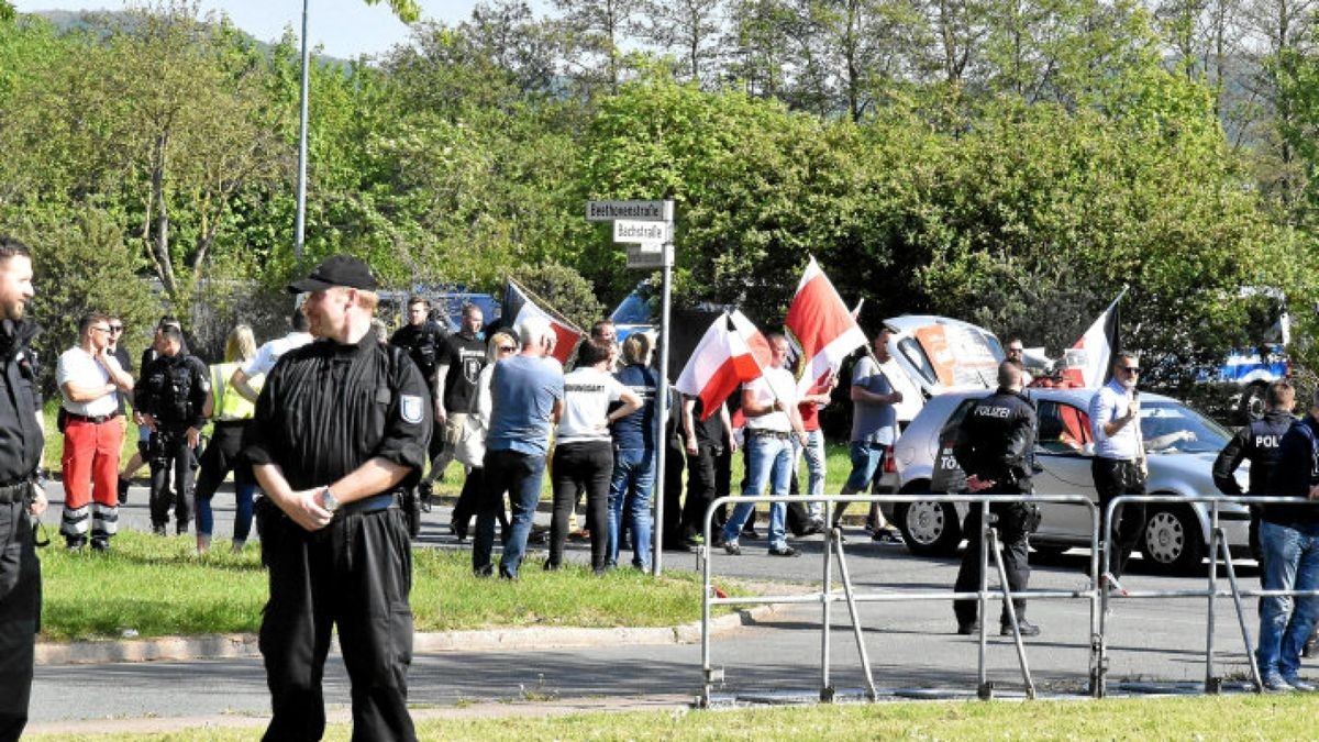 Anhänger der rechtsextremen Partei. Sie hatten einen Aufzug angemeldet und zogen mit knapp 30 Leuten durch die Leinefelder Straßen in Richtung Bahnhof. Am Ende standen sich beide Versammlungen gegenüber – zu Zwischenfällen ist es nicht gekommen. Foto: Antonia Pfaff