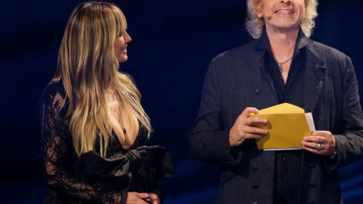 23.05.2019, Nordrhein-Westfalen, Düsseldorf: Heidi Klum, Model und Moderatorin, und Thomas Gottschalk, Moderator, übergeben den Personality Award im Finale der 14. Staffel der Castingshow 