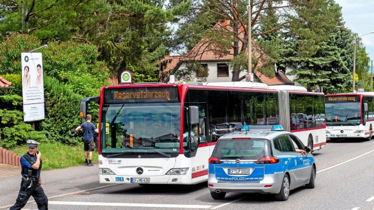 Nach dem Fund einer 127kg-Fliegerbombe wurden 167 Menschen evakuiert – auch mit Bussen. Foto: Sascha Fromm