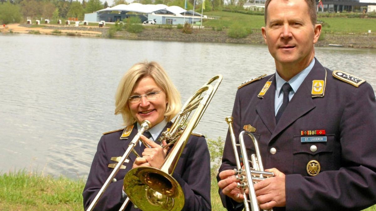 Jana Bunke und Steffen Luderer vom Luftwaffenmusikkorps Erfurt vor der Seebühne Zeulenroda. Foto: Ingo Glase