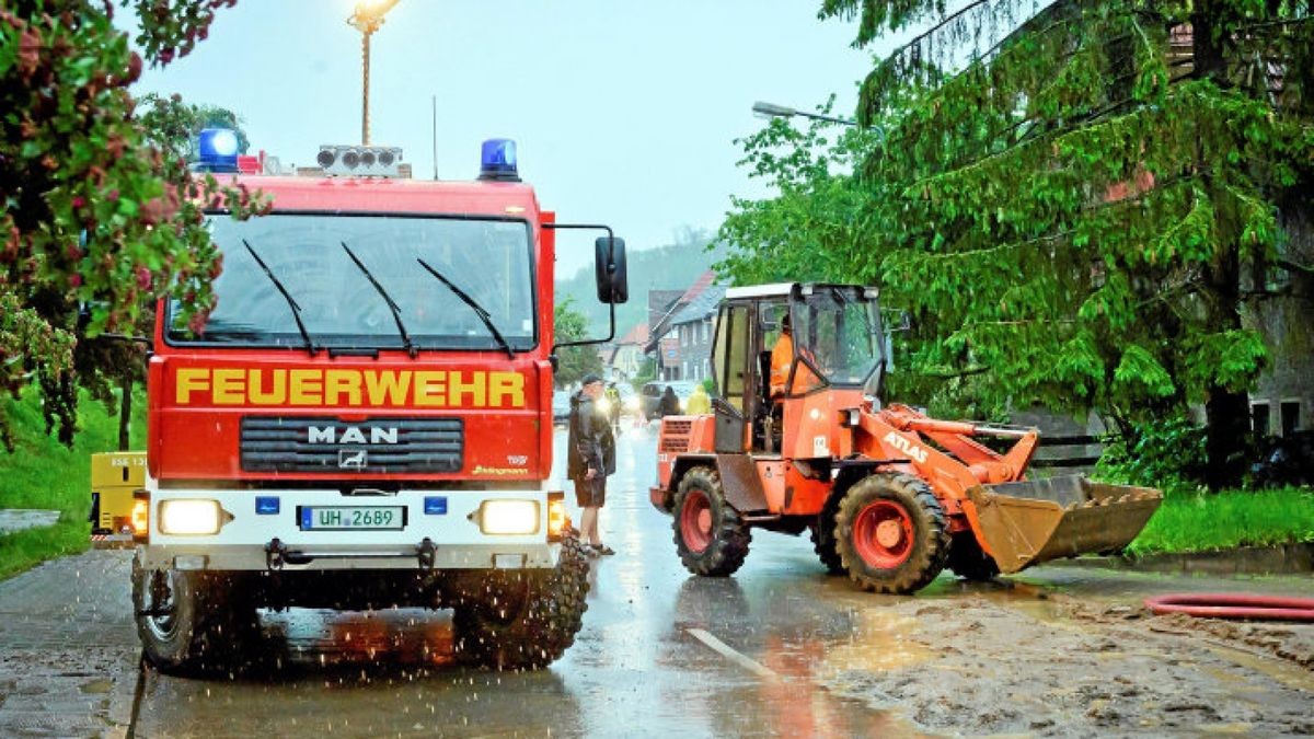 In Wendehausen kam ein Radlader zum Einsatz, um den vielen Schlamm von der Straße zu bekommen. Foto: Daniel Volkmann