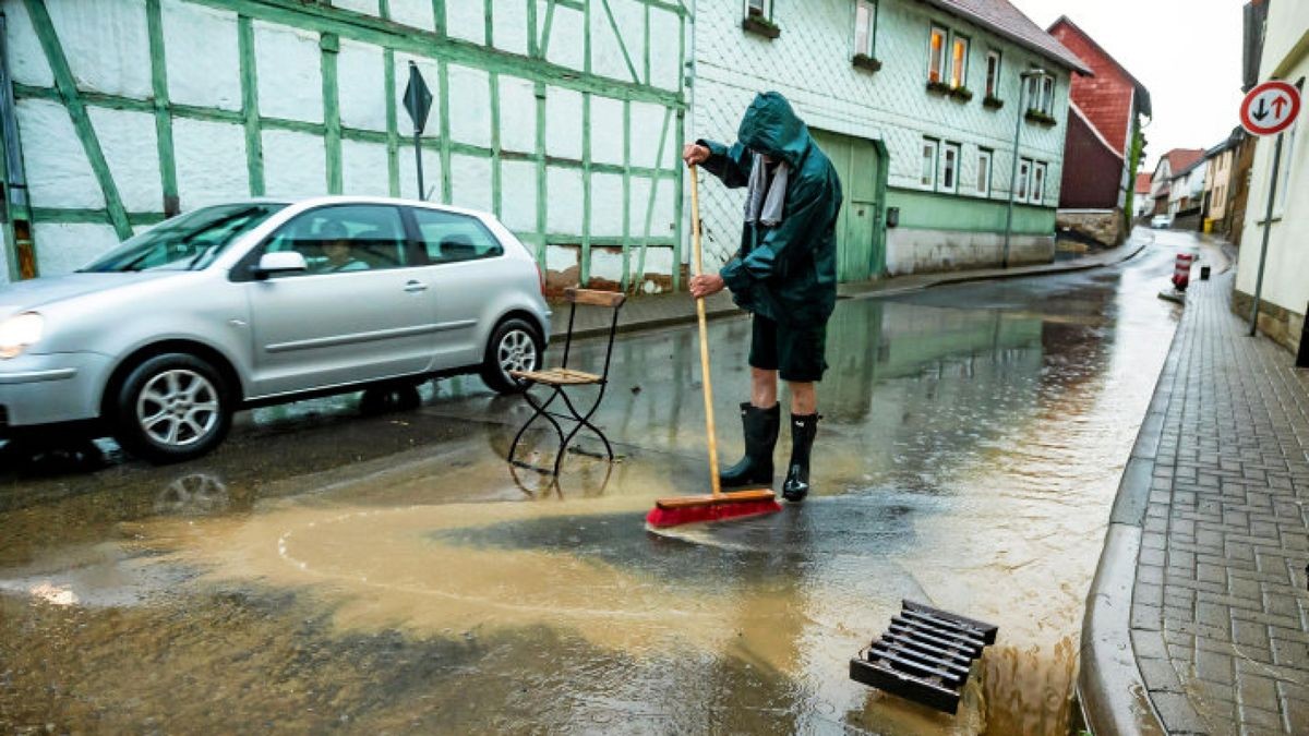 Auch in Lengefeld hat der Starkregen Straßen überflutet. Bewohner schafften selbst Abhilfe. Foto: Alexander Volkmann