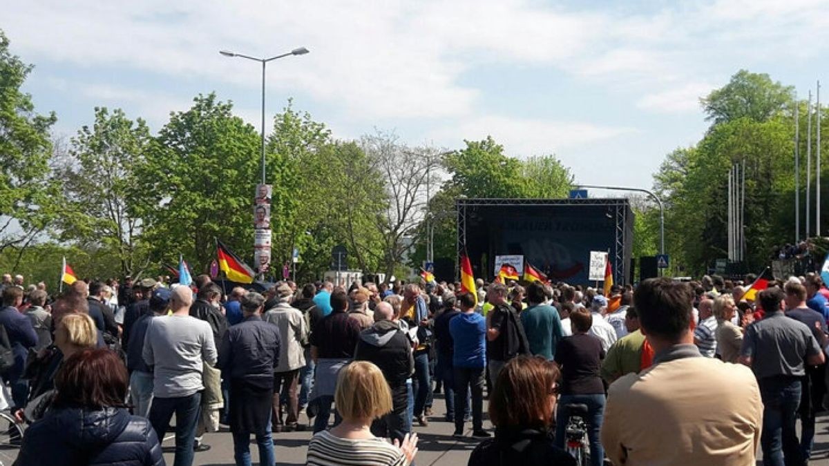 Die AfD-Kundgebung an der Thüringenhalle. Foto: Holger Wetzel