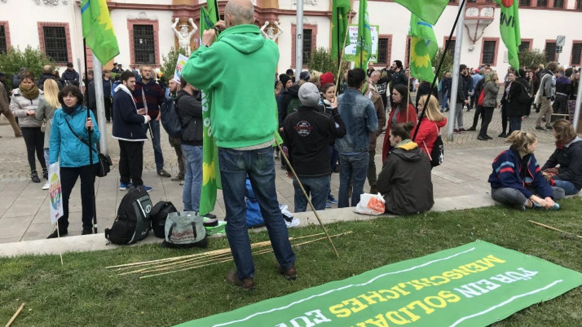 Vor der Staatskanzlei am Hirschgarten in Erfurt. Foto: Kai Mudra