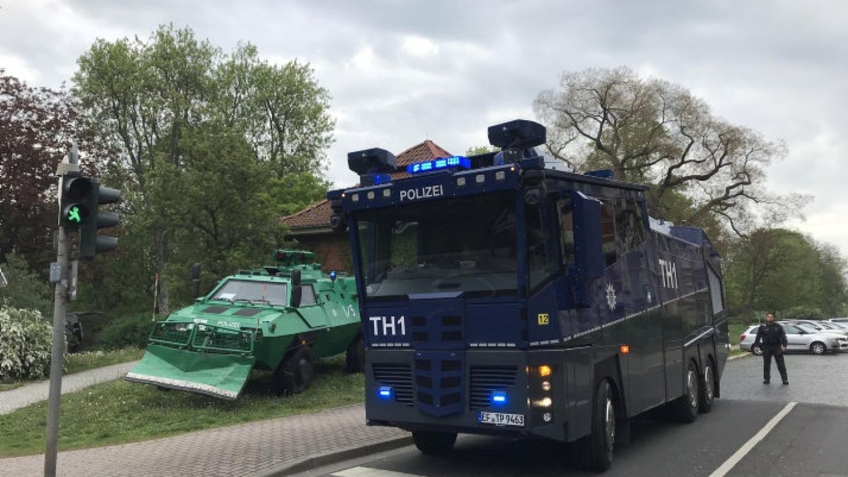 Ein Wasserwerfer der Polizei erreicht am Morgen des 1. Mai mit Erfurt seinen heutigen Einsatzort. Foto: Kai Mudra