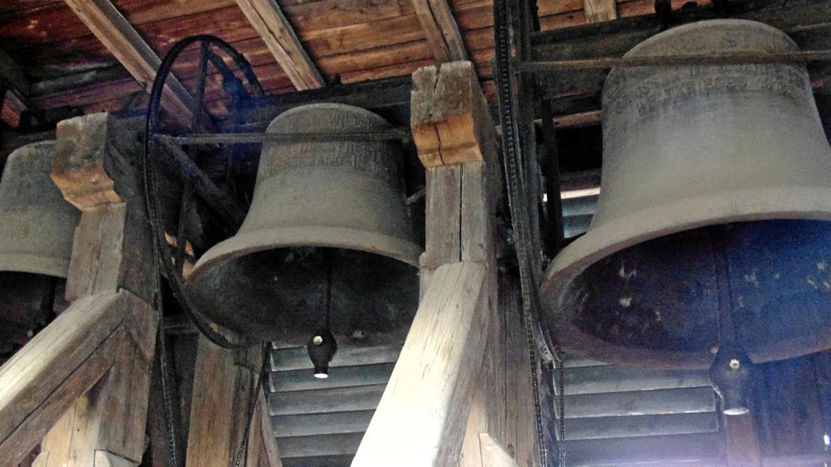 Die drei „Bewohner“ des Glockenhäuschens – die beiden über 100 Jahre alten Eisenhartgussglocken und ihre jüngere Schwester (links), die 1964 dazukam. Sie können während der Reparaturarbeiten im Häuschen hängen bleiben.