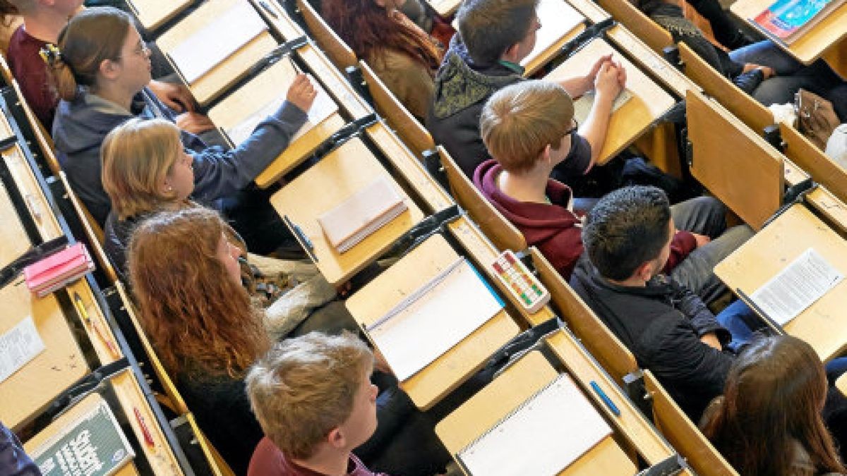 ARCHIV - 10.04.2014, Rheinland-Pfalz, Koblenz: Studenten sitzen bei der Erstsemesterbegrüßung am Campus Koblenz der Universität Koblenz-Landau im großen Hörsaal. Es rumort gewaltig an den Unis und Hochschulen in Rheinland-Pfalz. Die geplante Trennung der Uni Koblenz-Landau und die Zusammenlegung des Landauer Standorts mit der Technischen Universität (TU) Kaiserslautern sorgt für Verunsicherung und Ängste. Foto: Thomas Frey/dpa +++ dpa-Bildfunk +++Foto: Thomas Frey