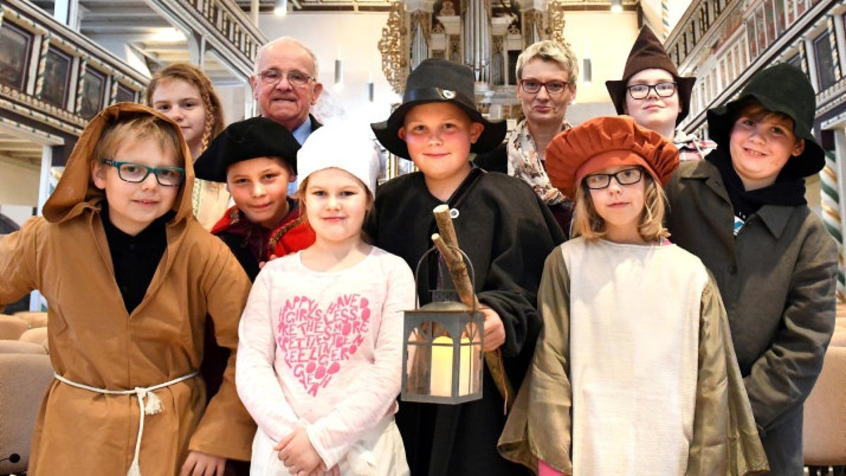 Jürgen Bäumler und die AG Junge Heimatforscher an der Traumzauberbaum-Grundschule in Weißensee. Foto: Jens König