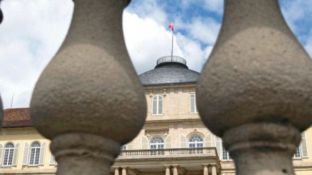 ARCHIV - 19.06.2018, Baden-Württemberg, Stuttgart: Das Schloss Hohenheim, das Teile der Universität Hohenheim beherbergt, ist durch ein Geländer zu sehen. Knapp ein Jahr nach den massenhaften Krankmeldungen an der Stuttgarter Universität Hohenheim ermittelt die Staatsanwaltschaft Stuttgart mittlerweile gegen etwa 100 Studenten. Foto: Marijan Murat/dpa +++ dpa-Bildfunk +++Foto: Marijan Murat