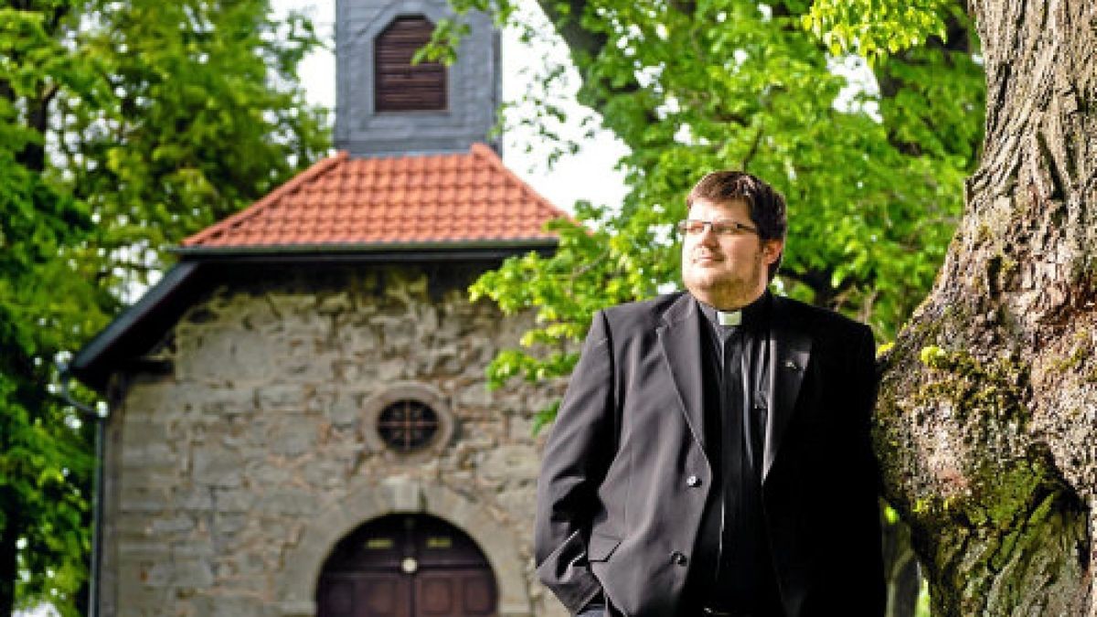 Diakon Guido Funke (32) aus Bickenriede, hier an der Marienkapelle nahe Kloster Anrode, wird am Pfingstsamstag als Einziger im Bistum Erfurt zum Priester geweiht.Foto: Alexander Volkmann