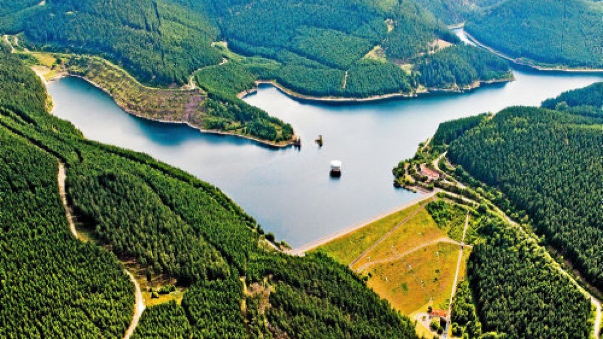 Die Schmalwasser-Talsperre bei Tambach-Dietharz (Archiv-Luftbild) soll zur Stromerzeugung genutzt werden. Dafür wird aktuell auf dem Seeberg gebaut. Es entsteht ein Schwallwasser-Behälter (links), und im Schieberhaus (rechts), in dem Leitungen für Trinkwasser abzweigen, soll eine zweite Turbine eingebaut werden.Foto: Sascha Fromm (1), Claudia Klinger (2)