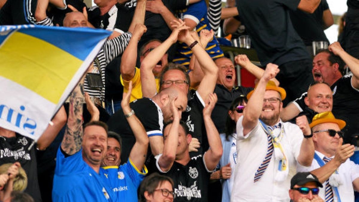 Fans des FC Carl Zeiss Jena bejubeln ein Tor. Künftig müssen sie mehr Eintritt zahlen. Foto: Tino Zippel