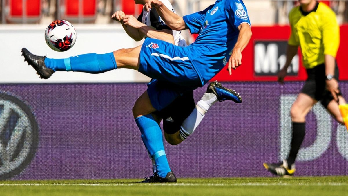 Martin Fiß (hinten), hier zum Pokalfinale gegen Nordhausens Florian Esdorf (in Blau), wird den Preußen gegen die SG Schweina nicht zur Verfügung stehen.