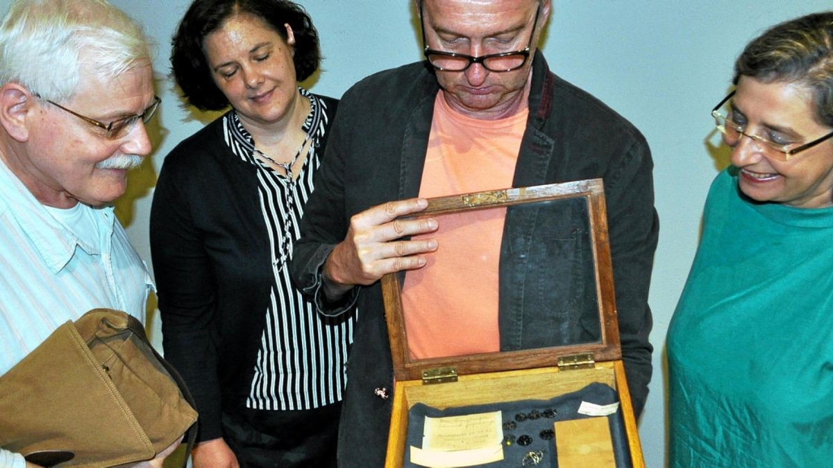 Frank-Bernhard Müller (links) fand heraus, dass Teile des Schmucks im Depot des Thüringer Museums Eisenach sein könnten. Restaurator Michael Kunze (3. von links) zeigt den Schmuck, hier mit Museumsleiterin Annika Johannsen (2. von links) und Creuzburgs Pfarrerin Susanne-Maria Breustedt.