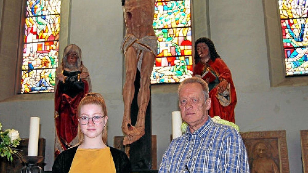 Treffpunkt am Altar der Georgenkirche: Küster Lutz Börner hatte Nele Puchta zu ihrem Einsatz in der Kirchgemeinde abgeholt.Foto: Peter Rossbach