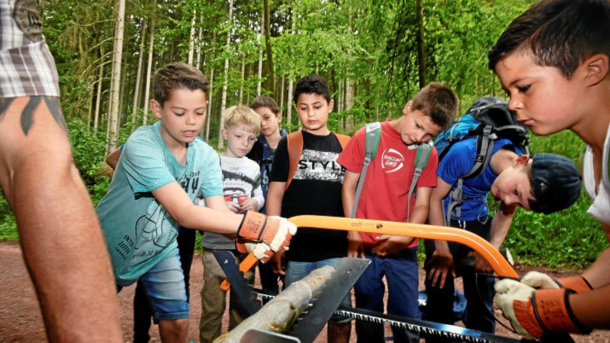 Präzisionssägen mit Leonard und Joshua (von links) und den Zuschauern Henrik, Carl-Ferdinand, Elias, Adem, Valentin und Sascha (von links) aus der Klasse 4b von der Georgenschule Eisenach. Foto: Norman Meißner