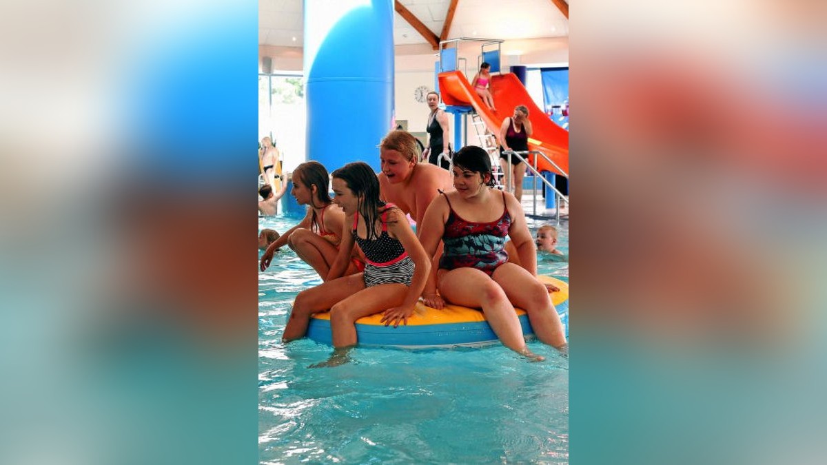 Pünktlich zu Ferienbeginn am 8. Juli kann im Arnstädter Sport- und Freizeitbad wieder geschwommen und geplanscht werden.Foto: Hans-Peter Stadermann