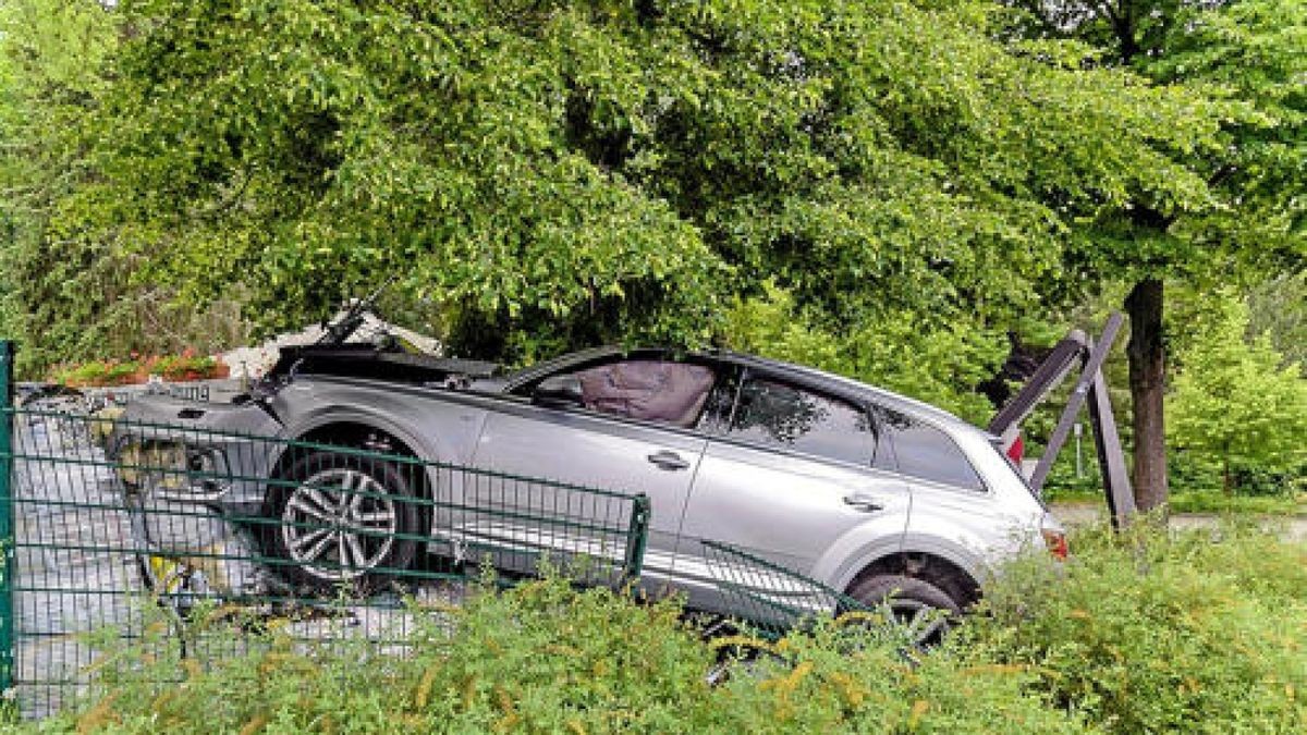 Ein Audi-Fahrer ist Donnerstagabend stadtauswärts aus der Kurve geflogen, über den Fußweg gerast und erst, nachdem er über Hecken und Beete gefahren war, zum Stehen gekommen. Der Mann hatte über 2 Promille Alkohol im Blut. Foto: Stefan Eberhardt