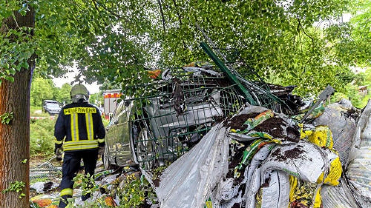 Ein Audi-Fahrer ist Donnerstagabend stadtauswärts aus der Kurve geflogen, über den Fußweg gerast und erst, nachdem er über Hecken und Beete gefahren war, zum Stehen gekommen. Der Mann hatte über 2 Promille Alkohol im Blut. Foto: Stefan Eberhardt