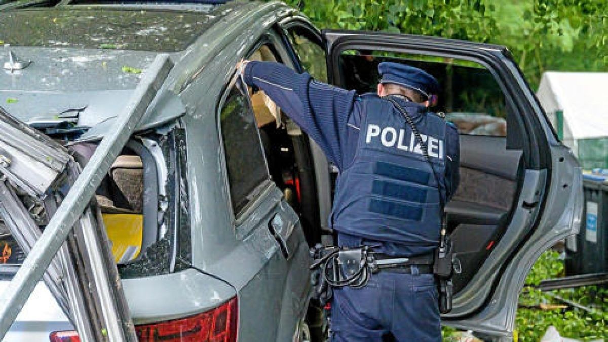 Ein Audi-Fahrer ist Donnerstagabend stadtauswärts aus der Kurve geflogen, über den Fußweg gerast und erst, nachdem er über Hecken und Beete gefahren war, zum Stehen gekommen. Der Mann hatte über 2 Promille Alkohol im Blut. Foto: Stefan Eberhardt