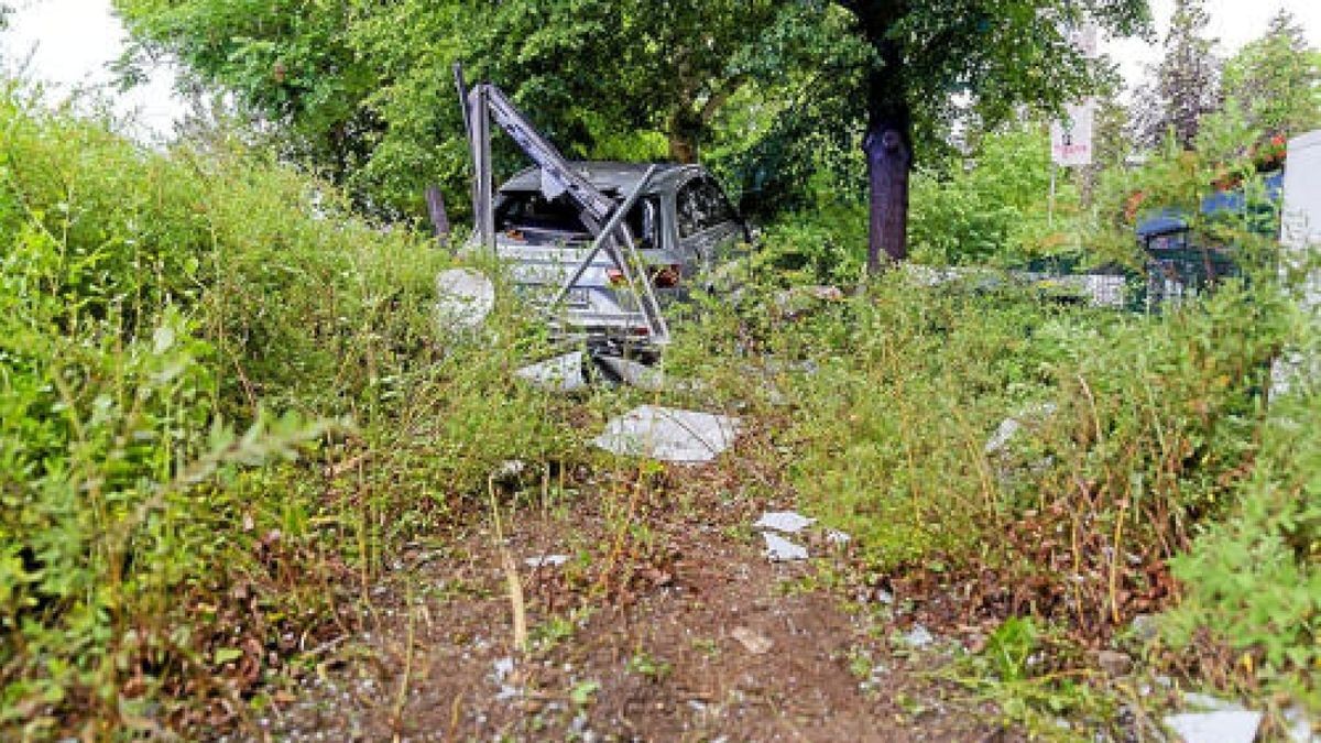 Ein Audi-Fahrer ist Donnerstagabend stadtauswärts aus der Kurve geflogen, über den Fußweg gerast und erst, nachdem er über Hecken und Beete gefahren war, zum Stehen gekommen. Der Mann hatte über 2 Promille Alkohol im Blut. Foto: Stefan Eberhardt