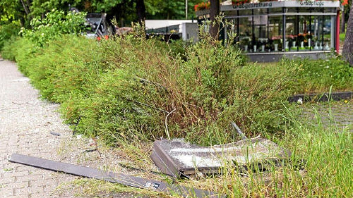 Ein Audi-Fahrer ist Donnerstagabend stadtauswärts aus der Kurve geflogen, über den Fußweg gerast und erst, nachdem er über Hecken und Beete gefahren war, zum Stehen gekommen. Der Mann hatte über 2 Promille Alkohol im Blut. Foto: Stefan Eberhardt