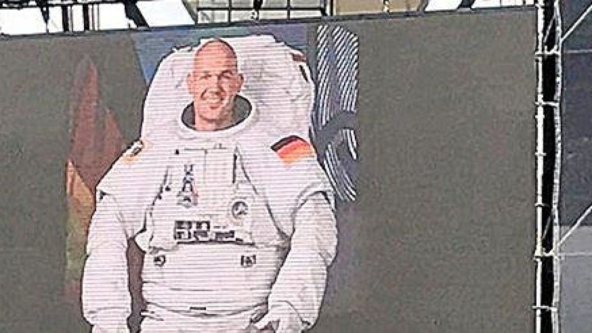 Astronaut Alexander Gerst ist auf einer Videoleinwand in der Erfurter Arena in seinem Weltraumanzug zu sehen.