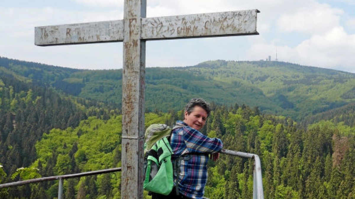 Der Aschenbergstein hat ein Gipfelkreuz und gibt den Blick auf den Inselsberg frei. Dagmar Ernst liebt diesen herrlichen Platz.Foto: