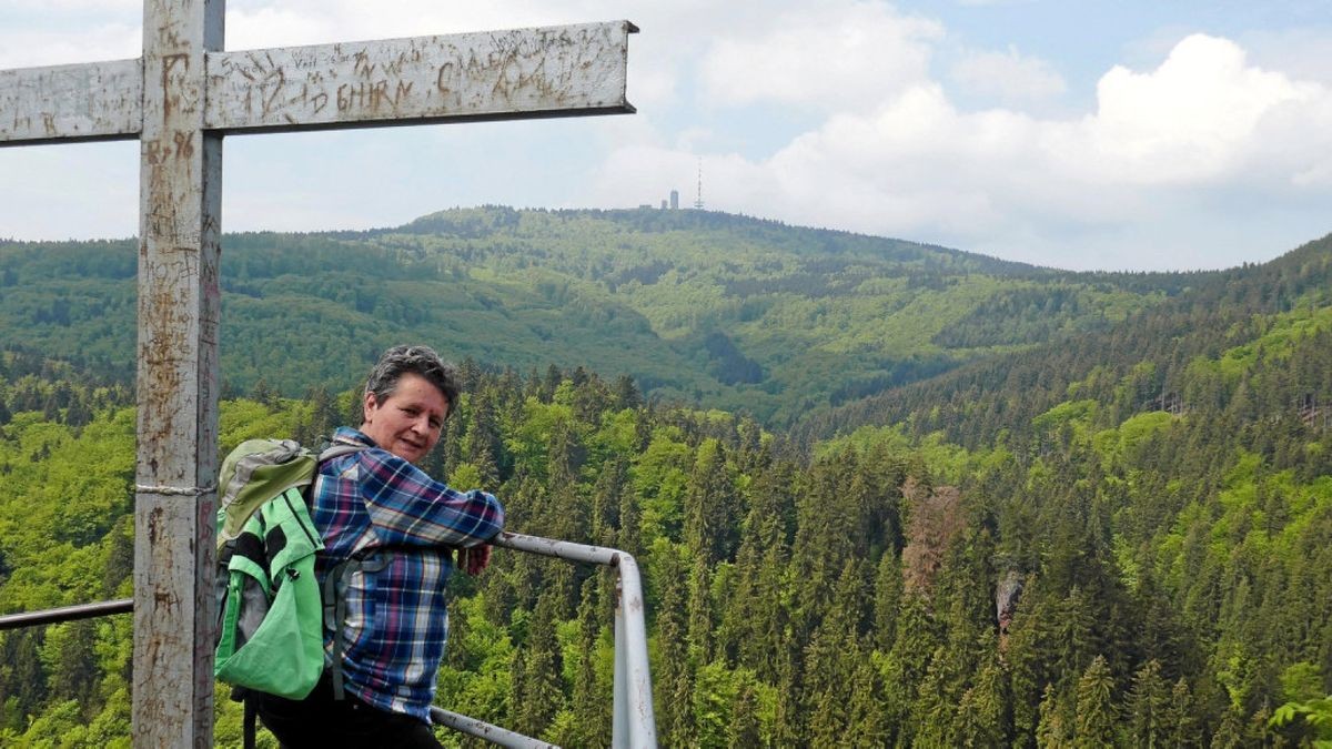 Der Aschenbergstein hat ein Gipfelkreuz und gibt den Blick auf den Inselsberg frei. Dagmar Ernst liebt diesen herrlichen Platz.