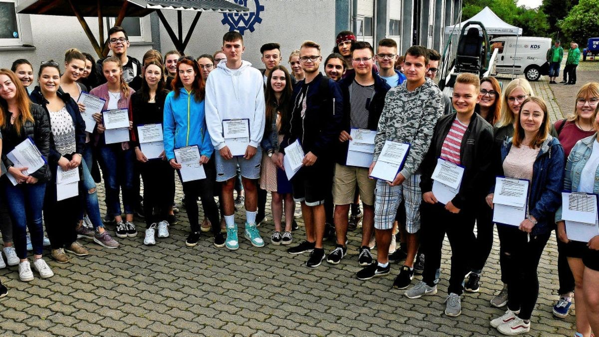 Insgesamt 17 Teams mit Schülern aus dem Berufsschulzentrum „Heinrich Ehrhardt“ begeben sich am Freitagmorgen vom Gelände der Ortsgruppe Eisenach des Technischen Hilfswerks auf den 45 Kilometer langen Rundkurs „Junge Fahrer“ der Verkehrswacht Wartburgkreis.