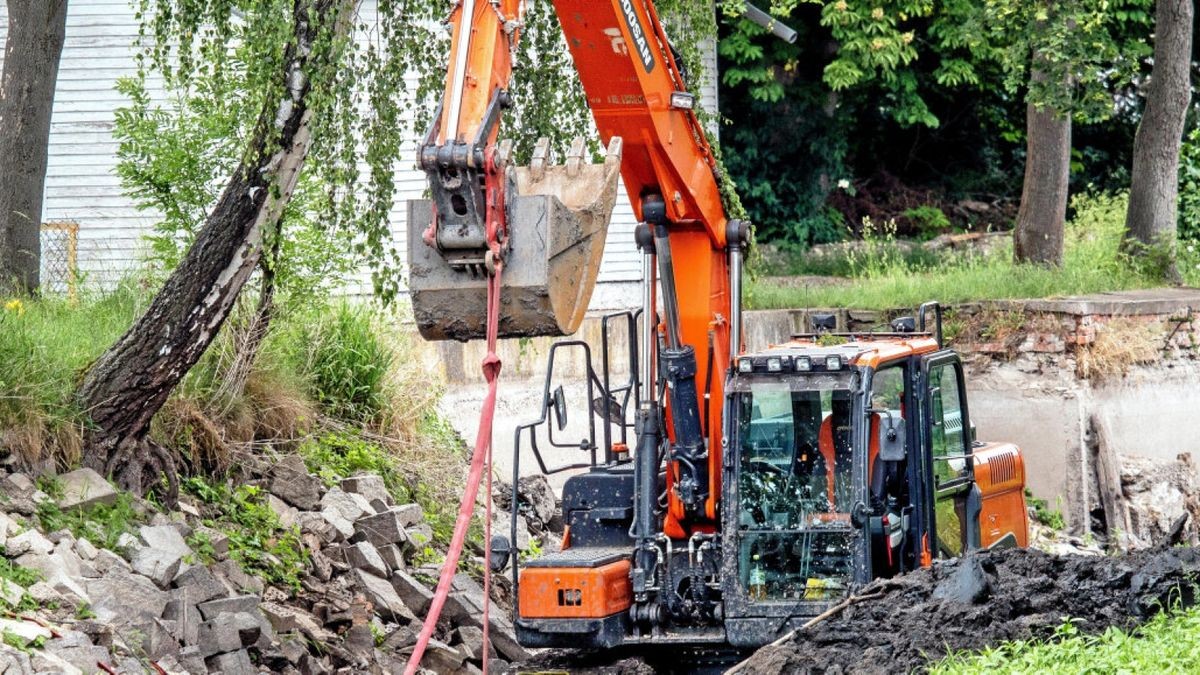 Die Sedimentberäumung mittels Technik erfolgt gegenwärtig im Bereich des Kanugeländes/Einlauf Kanukanal.