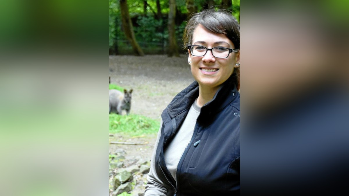 Seit dem 01. Juni 2019 hat der Tierpark Gotha eine neue Leiterin: Constanze Mattes. Sie tritt damit die offizielle Nachfolge von Roland Walther an, der im Sommer 2017 in den Ruhestand ging. In der Übergangszeit wurde die kommissarische Leitung durch Michael Koch und Anett Engelhardt übernommen. Die 30-jährige Wahlgothaerin war zuvor zwei Jahre als zoologisch-pädagogische Kuratorin im Zoologischen Garten in Magdeburg tätig. Ihr Volontariat absolvierte sie nach ihrem Masterstudium der Biologie im Tierpark Hellabrunn in München. In der Leitung des Tierparkes Gotha sieht Mattes eine neue berufliche Herausforderung.Foto: Claudia Klinger