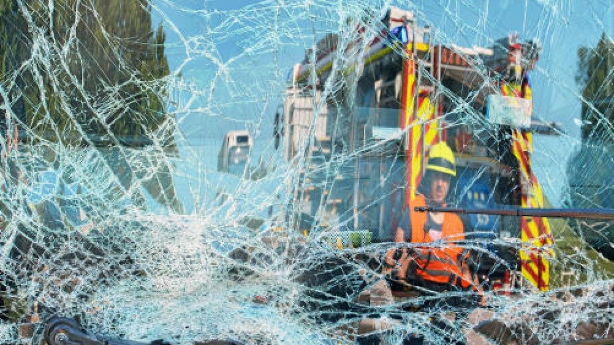 Am Freitagnachmittag ist es auf dem Zubringer zur A71, Anschlussstelle Arnstadt-Nord an der Kreuzung nach Dornheim und Kirchheim, zu einem schweren Unfall gekommen. Foto: Sascha Fromm