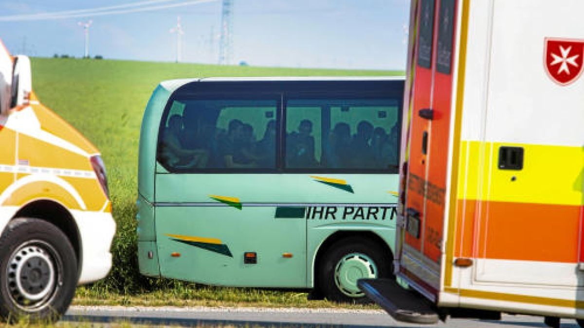 Die zwei schwer verletzten Personen im Pkw stammen aus dem Münchener Raum. Der Reiseveranstalter schickte einen Ersatz-Bus. Foto: Sascha Fromm