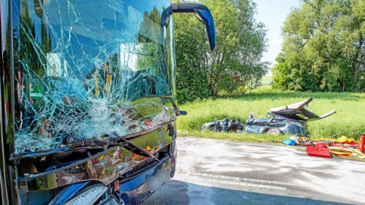 Am Freitagnachmittag ist es auf dem Zubringer zur A71, Anschlussstelle Arnstadt-Nord an der Kreuzung nach Dornheim und Kirchheim, zu einem schweren Unfall gekommen. Foto: Sascha Fromm