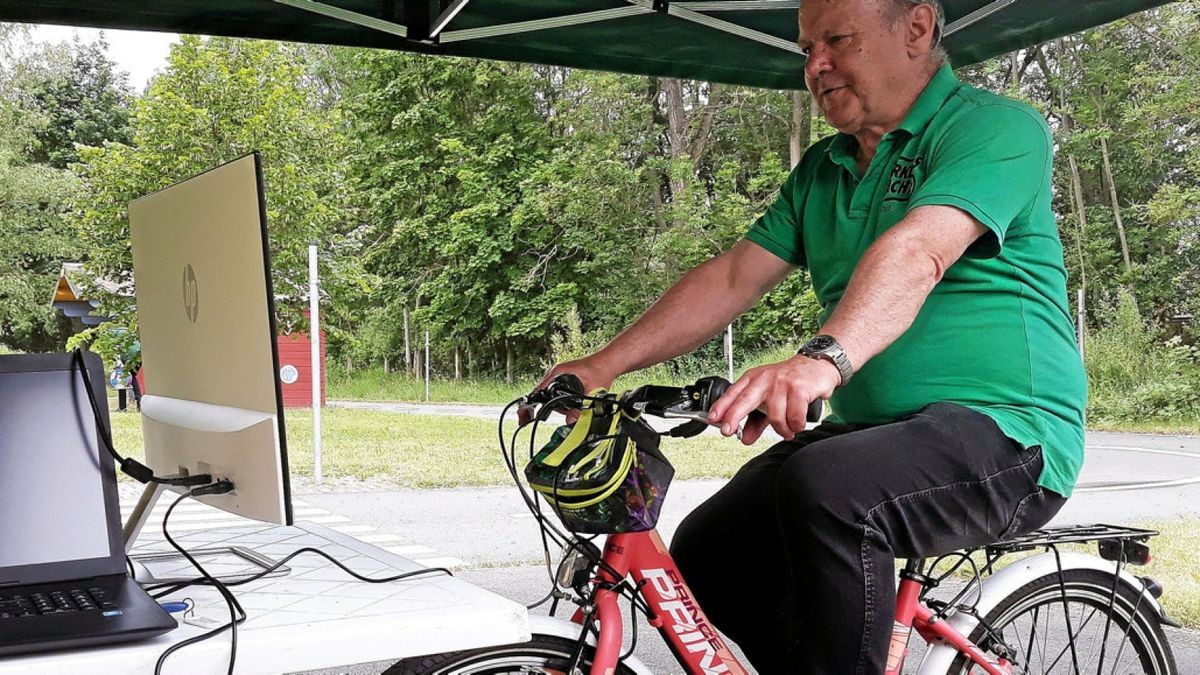 Dittmar Heyder gehört zur Jugendverkehrsschule Jonastal wie der Fahrradsimulator, auf dem sonst die Kinder Platz nehmen.