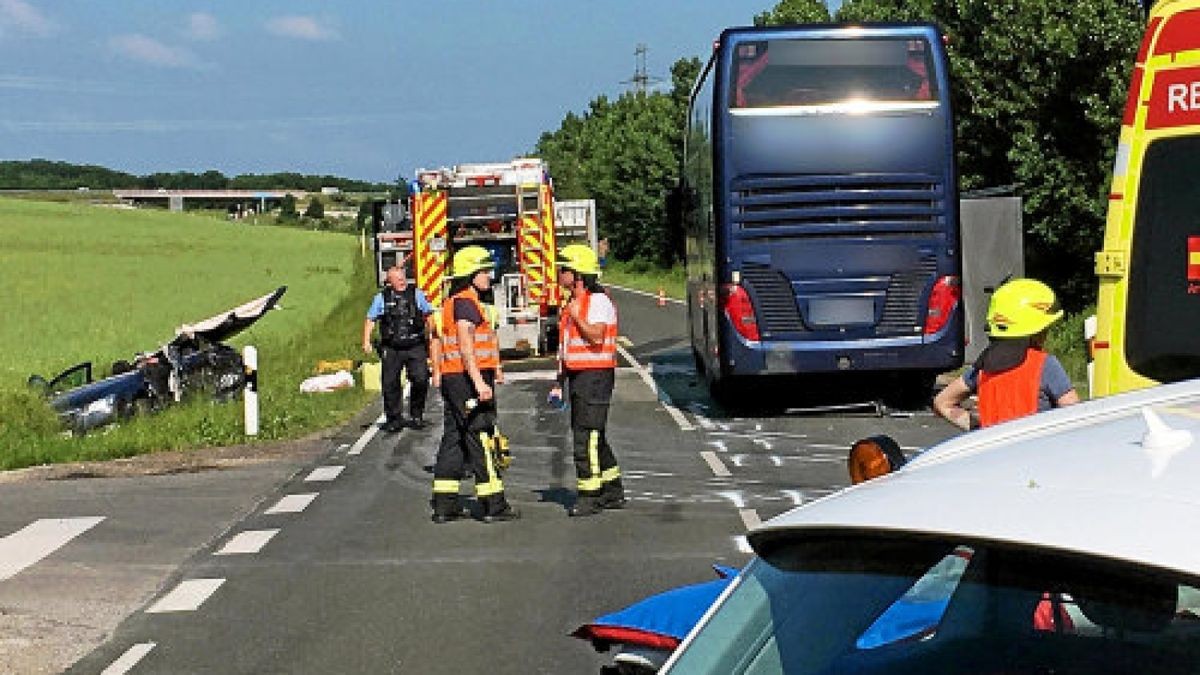 Einen Bus-Unfall mit mehreren Verletzten hat sich am Freitag-Nachmittag im Ilm-Kreis ereignet.Foto: Sascha Fromm