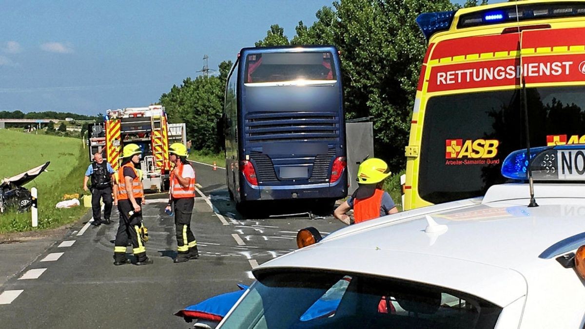 Der Reisebus und ein Auto stießen wohl frontal zusammen.