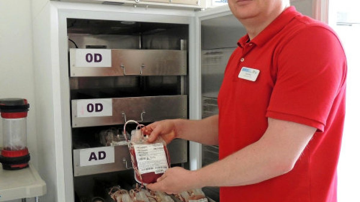 Sven Köhn ist seit 25 Jahren Spendenkoordinator in der Blutspendezentrale des Südharz-Klinikums. Hier steht er im Labor vor dem Kühlschrank, in dem die Blutkonserven gelagert werden.Foto: Marco Kneise