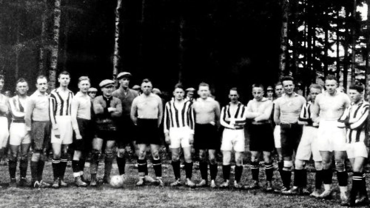 Schon beinahe 100 Jahre her: Die Fußballmannschaft des SV Concordia Beuren nimmt im Jahr 1922 Aufstellung auf dem ersten Sportplatz. Im Jahr 2019 treten die aktuellen Akteure des Kreisligisten auf dem Sportplatz in der Hirstenstraße an.Fotos (4): Verein