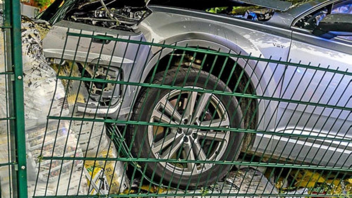 Ein Stapel Blumenerde stoppte die Fahrt. Der hochmotorisierte SUV erlitt bei dem Unfall in der Berkaer Straße Totalschaden.Foto: Stefan Eberhardt