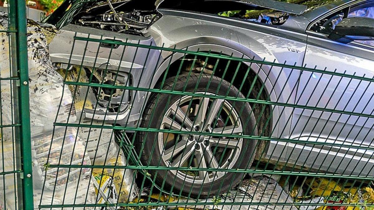 Ein Stapel Blumenerde stoppte die Fahrt. Der hochmotorisierte SUV erlitt bei dem Unfall in der Berkaer Straße Totalschaden.