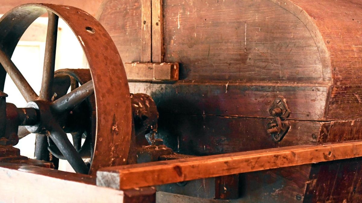 Der Kopf des Elevators. Dieser ist ein mechanischer Stetigförderer. Im Jahr 1863 wird die Mühle neu errichtet und modernisiert mit einem deutschen und einem amerikanischen Mehlgang, einem Spitz-, Graupen- und Ölgang. Die Mühle wird vom Rittergut Vehra als Besitzer später zur Pacht angeboten.