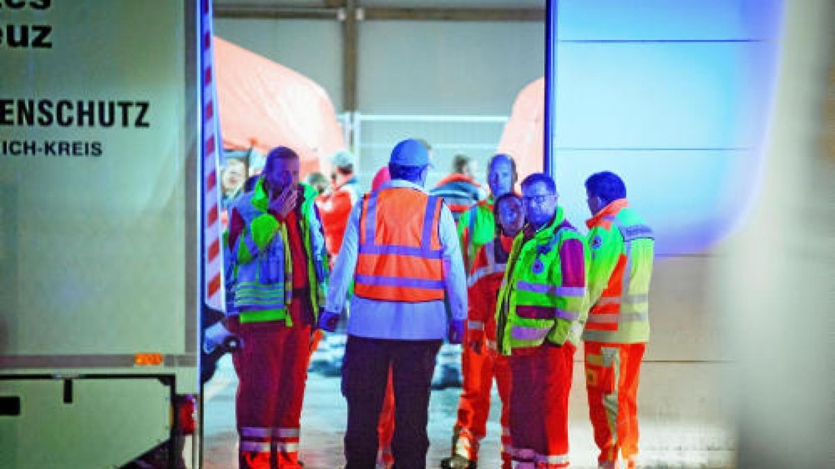 Zahlreiche Feuerwehren der Region  bis nach Bad Langensalza  waren ab 22.30 Uhr im Einsatz, um den Platz auszuleuchten, um abzusperren und bei der Evakuierung von Festivalteilnehmern zu helfen.