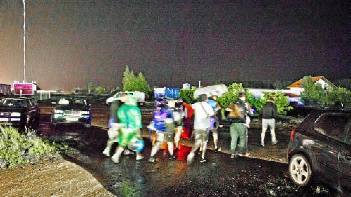 Großeinsatz für die Rettungskräfte in der Nacht zu Samstag auf dem Flugplatz in Obermehler im Unstrut-Hainich-Kreis. Dort hatte das Unwetter besonders heftig gewütet. Se