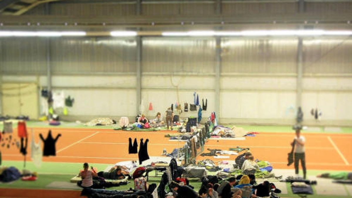 Blick in die Notunterkünfte in Schlotheim nach der Evakuierung der Medi-Meisterschaften auf dem Flugplatz in Obermehler im Unstrut-Hainich-Kreis. In Schlotheim hatte die Stadt die Tennishalle, wo die Johanniter-Unfallhilfe die Versorgung übernahm, und das Sporthotel sowie die Go-Kart-Bahn als Notunterkunft bereitgestellt.