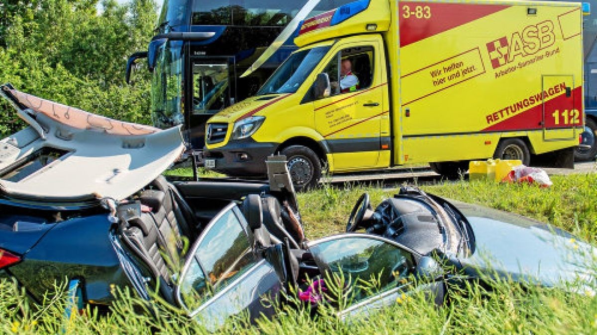 Schwerste Verletzungen erlitten die Insassen des Pkw, der an der Kreuzung Dornheim / Zur Autobahn 71 einem Reisebus die Vorfahrt nahm. Der Mann und die Frau kamen Foto: Sascha Fromm