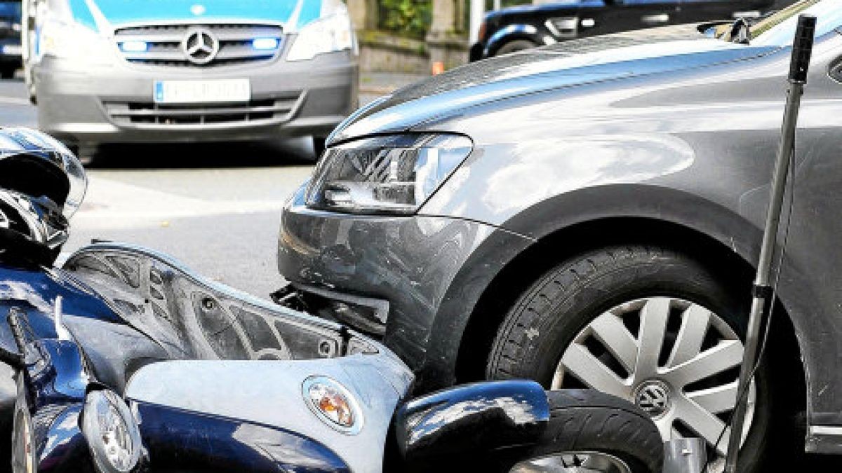 Am Mittwoch gegen 10 Uhr kam es zu einem Unfall an der Kreuzung zwischen Clara-Zetkin-Straße und Leipziger Straße in Gera: Nach ersten Erkenntnissen der Polizei erfasste eine 57 Jahre alte VW-Fahrerin beim Linksabbiegen ein Moped. Die 25-jährige Kradfahrerin und ihre fünf Jahre alte Tochter mussten ins SRH Waldklinikum eingeliefert werden.Foto: Tino Zippel