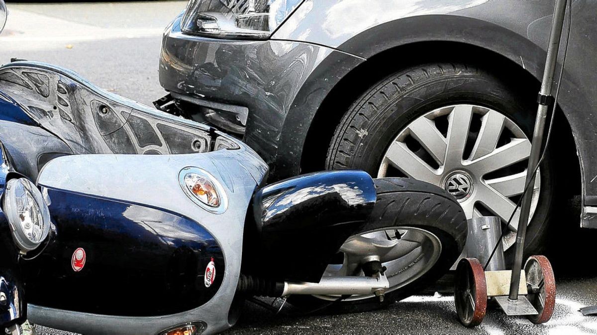 Am Mittwoch gegen 10 Uhr kam es zu einem Unfall an der Kreuzung zwischen Clara-Zetkin-Straße und Leipziger Straße in Gera: Nach ersten Erkenntnissen der Polizei erfasste eine 57 Jahre alte VW-Fahrerin beim Linksabbiegen ein Moped. Die 25-jährige Kradfahrerin und ihre fünf Jahre alte Tochter mussten ins SRH Waldklinikum eingeliefert werden.