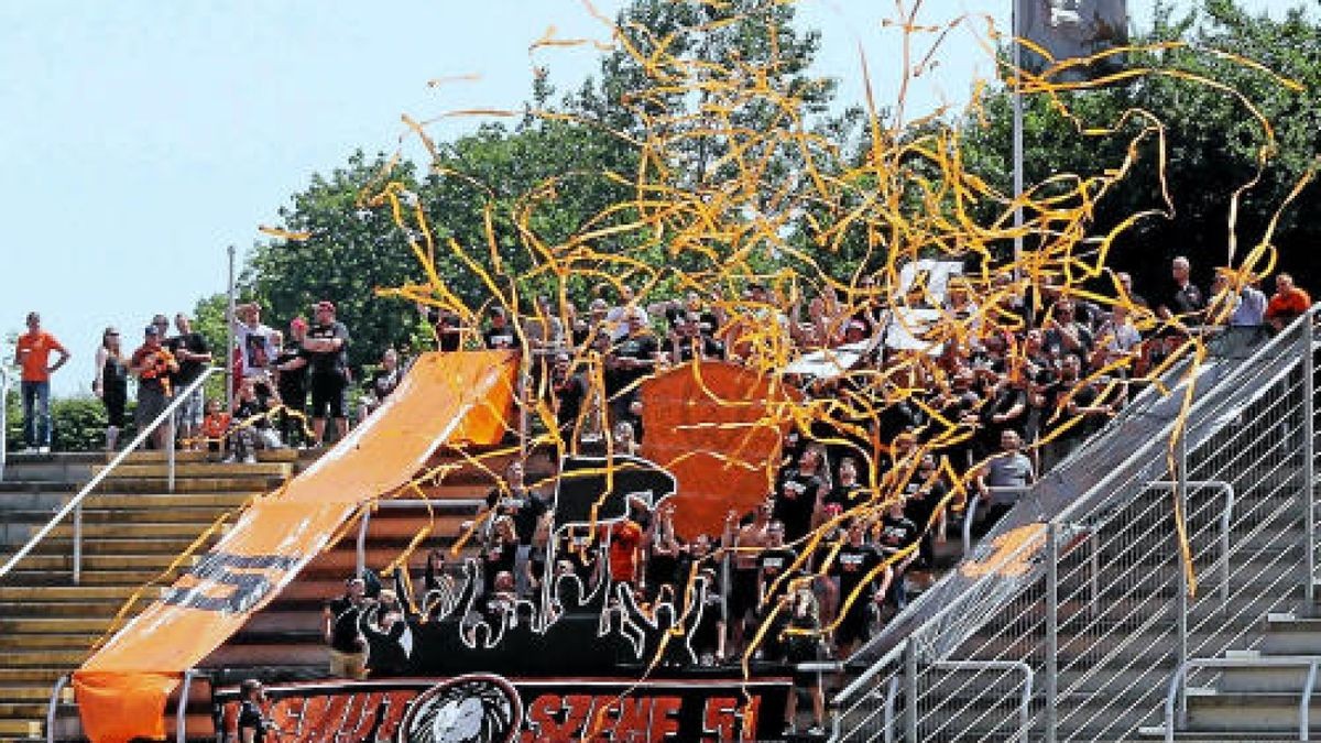 Die Fans haben sich zum Oberliga-Abschied gegen Chemie Leipzig nochmal etwas einfallen lassen. Foto: Jens Lohse